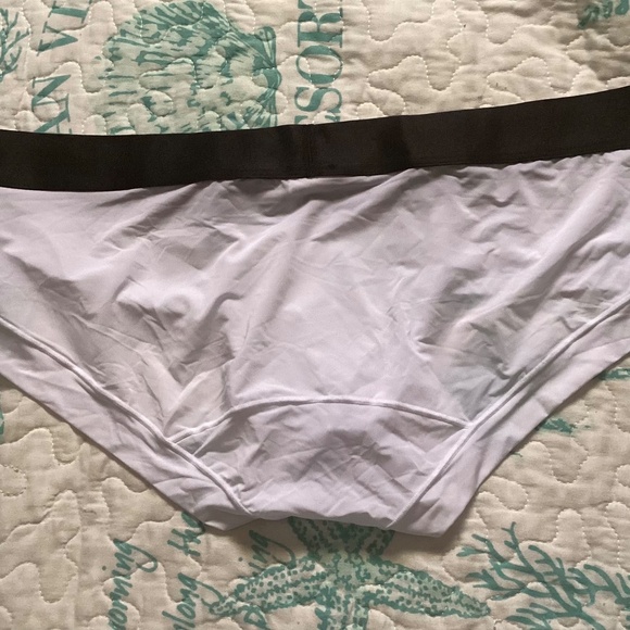 White and black brief fit like medium - Picture 4 of 5